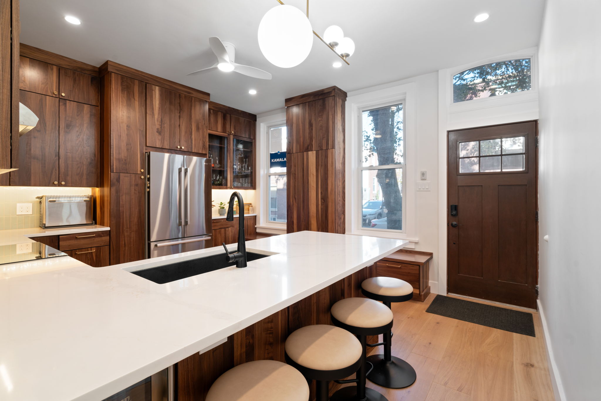 View across peninsula into kitchen